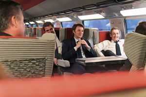 François Baroin et Nicolas Sarkozy dans le TGV qui les ramène de Lille, le 8 juin. Derrière eux, Christian Jacob, président du groupe LR à l’Assemblée nationale. 