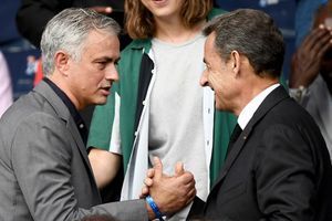 Nicolas Sarkozy salue l'entraîneur portugais José Mourinho dans les tribunes du Parc des Princes.