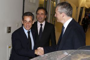 Nicolas Sarkozy serre la main de Bruno Le Maire devant le siège de l'UMP, à Paris, lundi.