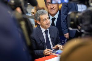 Nicolas Sarkozy dédicace son ouvrage "Promenades", dans une librairie du 2e arrondissement de Lyon.