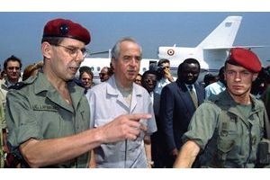  31 juillet 1994. Le général Lafourcade accueillant le Premier ministre Edouard Balladur à Goma, ville du Nord-Kivu, frontalière du Rwanda.