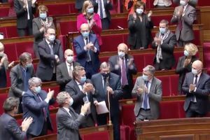 Ovation pour le retour à l'Assemblée du député Jean-Luc Reitzer (au centre, au micro).