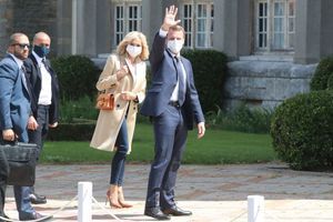 Emmanuel et Brigitte Macron, masqués, au Touquet pour le second tour des municipales fin juin. 