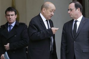 Jean-Yves Le Drian, Francois Hollande et Manuel Valls sur le perron de l'Élysée, en janvier 2015. 