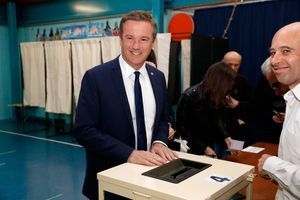 Nicolas Dupont-Aignan a voté à Yerres. 