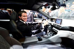 Pour Manuel Valls, l'automobile "fait de nouveau rêver"