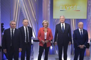 Xavier Bertrand, Philippe Juvin, Valérie Pecresse, Michel Barnier et Eric Ciotti lors du dernier débat LR le 30 novembre 2021.