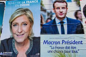 Affiches électorales d's'affrontant pour le deuxième tour de l'élection présidentielle de 2017, 2 mai 2017, France.