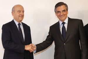 La poignée de mains entre Alain Juppé et François Fillon à la Haute autorité de la primaire.