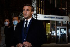 Emmanuel Macron est arrivé en début de soirée au collège Bois d'Aulne de Conflans-Sainte-Honorine (Yvelines).