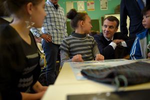 Emmanuel Macron jeudi avec des élèves de l'école de Rilly-sur-Vienne (Indre-et-Loire).