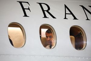Emmanuel Macron à bord d'un Falcon 7X présidentiel, lors d'un précédent voyage, le 22 décembre, à Niamey, au Niger.