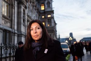 Anne Hidalgo devant l'hôtel de ville de Paris, le 7 décembre.