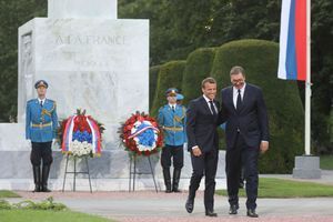 Emmanuel Macron et son homologue serbe Aleksandar Vucic, dans le parc Kalemegdan, devant un monument dédié à l'amitié franco-serbe. 