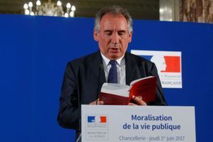 Paris, le 1er juin, François Bayrou, le garde des Sceaux, présente son projet de loi.