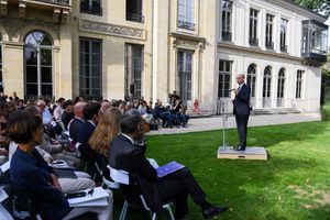 Jean-Michel Blanquer, mardi matin lors de sa conférence de presse, organisée dans le jardin du ministère.