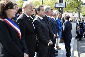 Anne Hidalgo aux côtés de Jean-Yves Le Drian et Nicolas Sarkozy, dimanche, pour la commémoration du 8-mai.