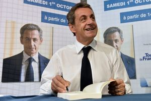 Nicolas Sarkozy dédicace son livre "Tout pour la France" samedi aux Sables-d'Olonne.