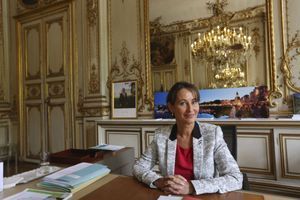 Le 7 avril, Ségolène Royal est assise à son bureau du ministère de l'Ecologie, boulevard Saint-Germain.