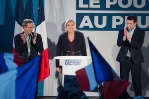 Marine Le Pen, samedi dans le Vaucluse, entourée de Thierry Mariani et Jordan Bardella.
