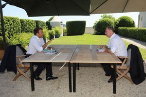 Le président français Emmanuel Macron et Jean Castex, Premier ministre s'entretiennent au Fort de Brégançon, à Bormes-les-Mimosas, le 21 aout 2020. 