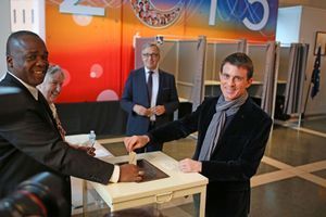 Le Premier ministre Manuel Valls vote dans sa ville d'Evry, dimanche.