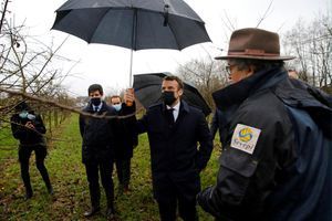 Emmanuel Macron et le ministre de l'Agriculture, Julien Denormandie, le 12 janvier à Tilly, dans l'Eure.