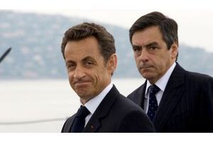  Nicolas Sarkozy, avec 40% d'opinions favorables (-3) est largement devancé par son Premier ministre François Fillon, 54% (+2) (à dr.).