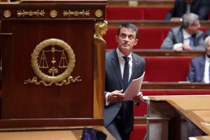 Manuel Valls arrive à la tribune de l'Assemblée nationale, mardi, pour son discours sur l'intervention en Syrie.