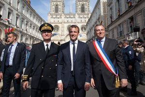 Emmanuel Macron à Orléans, dimanche 8 mai, lors des 587es fêtes johanniques, entre le préfet du Loiret Nacer Meddah et le maire de la ville, Olivier Carré, à droite.