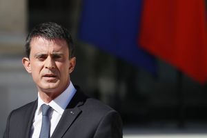 Manuel Valls dans la cour de l'Elysée, vendredi matin.