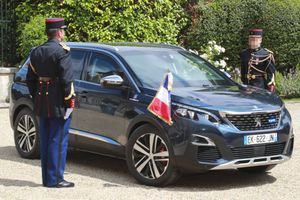 Une Peugeot 5008 de la présidence transportant Emmanuel Macron, le 25 juillet 2017, à La Celle-Saint-Cloud.