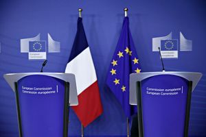 Drapeaux français et européen lors d'une conférence de presse à Bruxelles, le 6 février 2017.