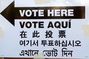 Indications en anglais, espagnol, chinois, coréen et bengali dans un bureau de vote de New York, le 4 novembre 2014.