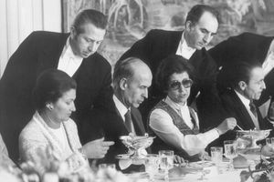 Réunion du second séminaire gouvernemental du septennat de Valéry Giscard d'Estaing, avec Simone Veil au premier plan, en 1977. 