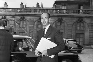 Le jeune secrétaire d'Etat Valéry Giscard d'Estaing lors d'un conseil des ministres à l'Elysée, en 1959.