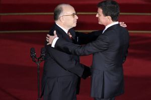 Valls a remis les clés de Matignon à Cazeneuve