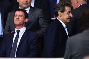 Manuel Valls et Nicolas Sarkozy, deux ex-ministres de l'Intérieur, se croisent au Parc des Princes, lors d'un match PSG-Barça en avril dernier.