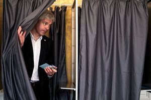 Laurent Wauquiez vote au Puy-en-Velay, en Haute-Loire, le matin du dimanche 26 mai.