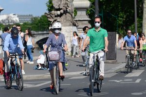Des cyclistes à Paris avec des masques. 