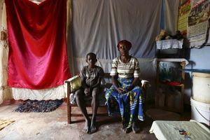 Justina Kabuli et son fils de 12 ans, Andrew, tous deux séropositifs, et bénéficiaires d'un programme de soins à domicile, au village de Chiyobola, dans le sud de la Zambie, le 21 février 2015.
