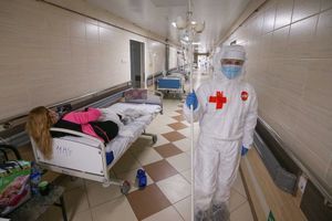 Des patients alités dans un couloir dans un hôpital de Saint-Pétersbourg.