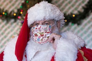 Même le père Noël garde son masque en toute circonstance.