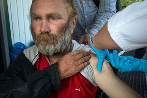 A Saint-Péterbourg, une campagne de vaccination cible les sans domiciles fixes.