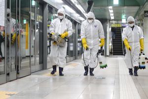 Ici, nettoyage d'une station de métro à Séoul. 