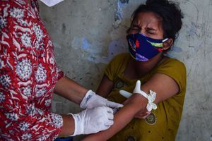 Prise de sang sur une enfant à New Delhi, Inde.