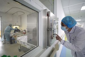 Un travailleur médical appelle son collègue dans une salle isolée de l'hôpital Jinyintan à Wuhan, l'épicentre de la nouvelle épidémie de coronavirus, dans la province du Hubei, en Chine, le 13 février 2020.