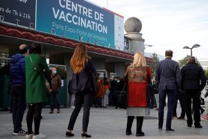 Devant le centre de vaccination Porte de Versailles.