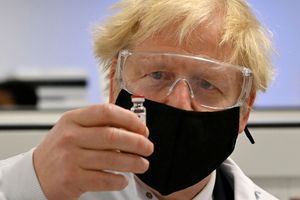 Boris Johnson et une dose du vaccin d'AstraZeneca.