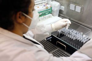 Analyse de tests PCR dans un laboratoire de Saint-Ouen-l'Aumône, dans le Val-d'Oise, le 28 septembre. (photo d'illustration)
